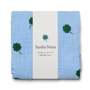 STUDIO NOOS zavinovačka SWADDLE Print Medium - Light Blue Clover