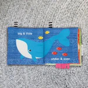 BABY EINSTEIN měkká kniha plná aktivit Ocean Opposites™, 0m+ (1)