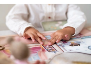 LITTLE DUTCH knížka se samolepkami Dům Rosa (7)
