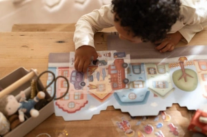 LITTLE DUTCH knížka se samolepkami Hasičská stanice Jim (4)