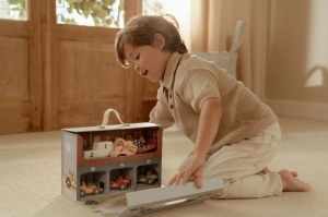 LITTLE DUTCH závodní dráha s doplňky v kufříku (9)