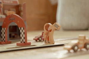 LITTLE DUTCH závodní dráha s doplňky v kufříku (14)