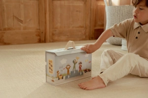 LITTLE DUTCH závodní dráha s doplňky v kufříku (8)