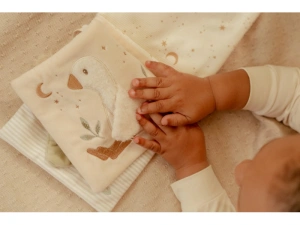 LITTLE DUTCH textilní knížka s aktivitami Newborn Naturals (6)
