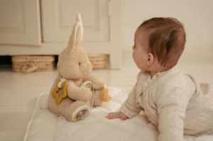 LITTLE DUTCH králíček plyšový s aktivitami Newborn Naturals (5)